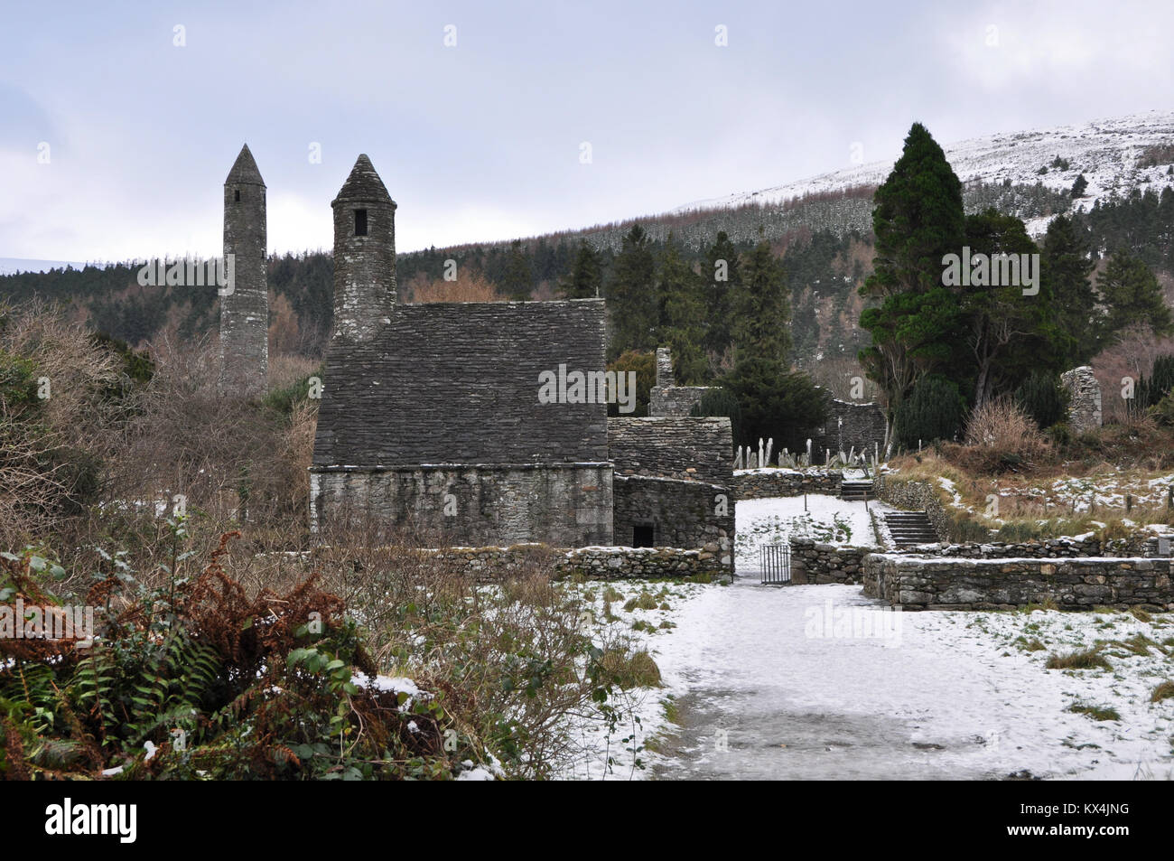 Winterliche Szene in der Klosterstadt von Glendalough in den Wicklow Hochland entlang Irlands alte Osten Touring Route. Stockfoto