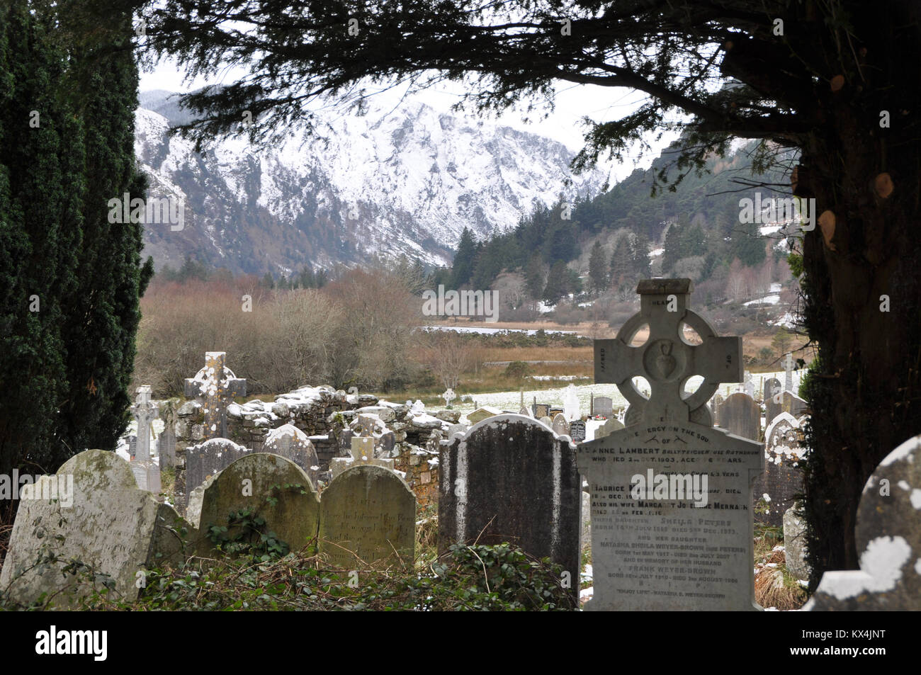 Winterliche Szene in der Klosterstadt von Glendalough in den Wicklow Hochland entlang Irlands alte Osten Touring Route. Stockfoto