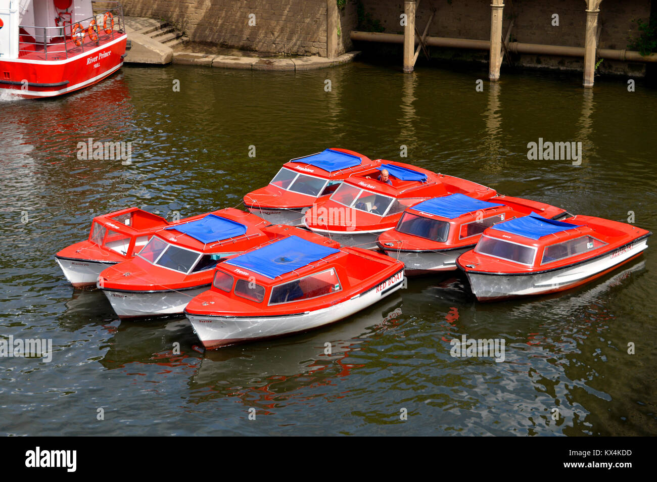 Touristische Boote auf dem Fluss Ouse in York. Stockfoto