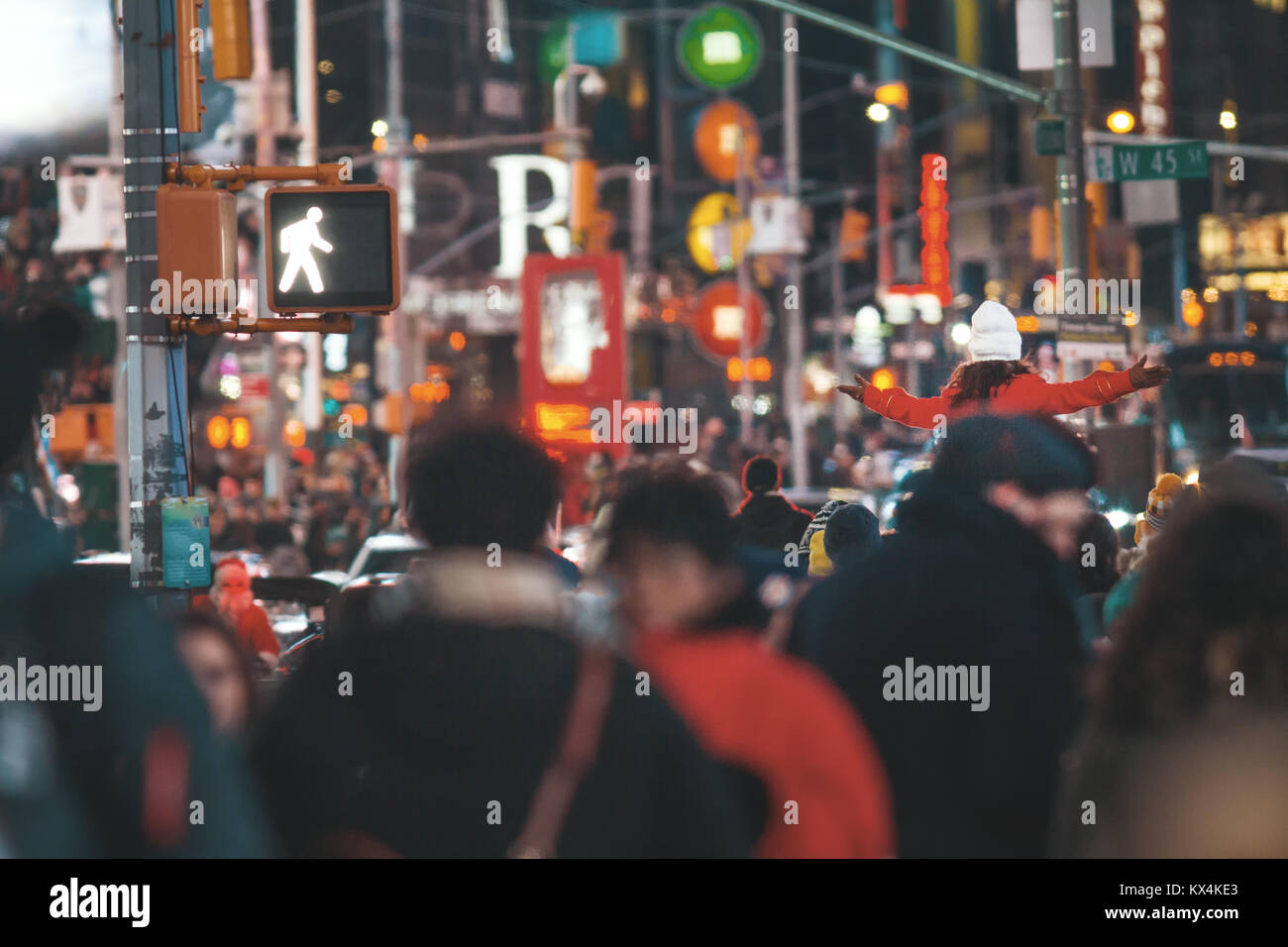 Eine Masse bewegt sich durch den Times Square - eine Menge Leute Stockfoto