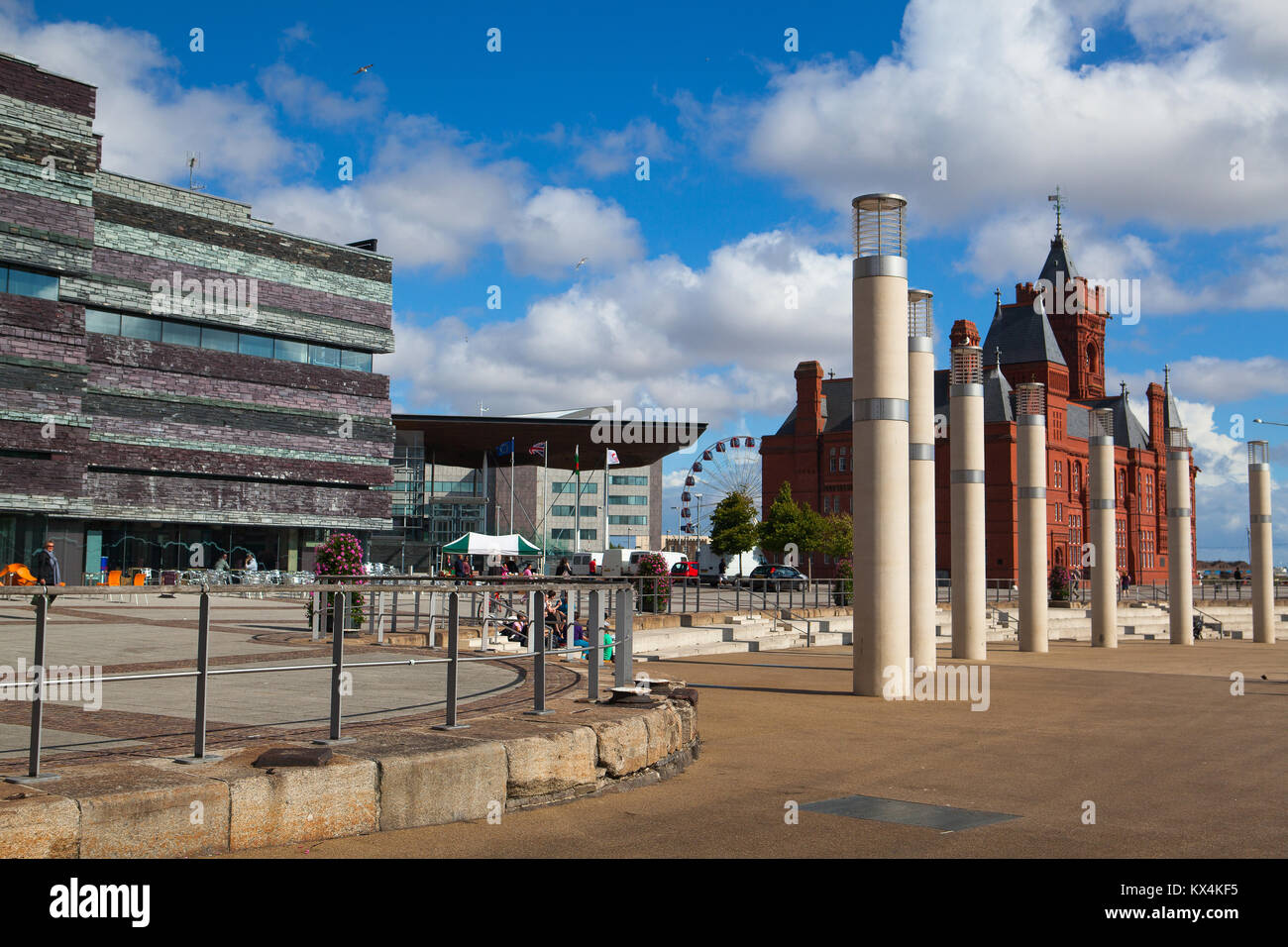 Cardiff, Wales - Juli 16,2010: Cardiff Millennium Center und dem berühmten pierhead Building. Es ist ein Klasse 1 aufgeführten Gebäude der Nationalversammlung fo Stockfoto