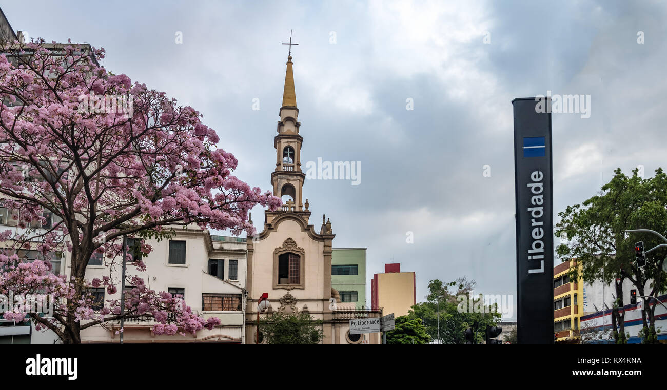 Liberdade Platz und Kirche in Liberdade japanische Nachbarschaft - Sao Paulo, Brasilien Stockfoto