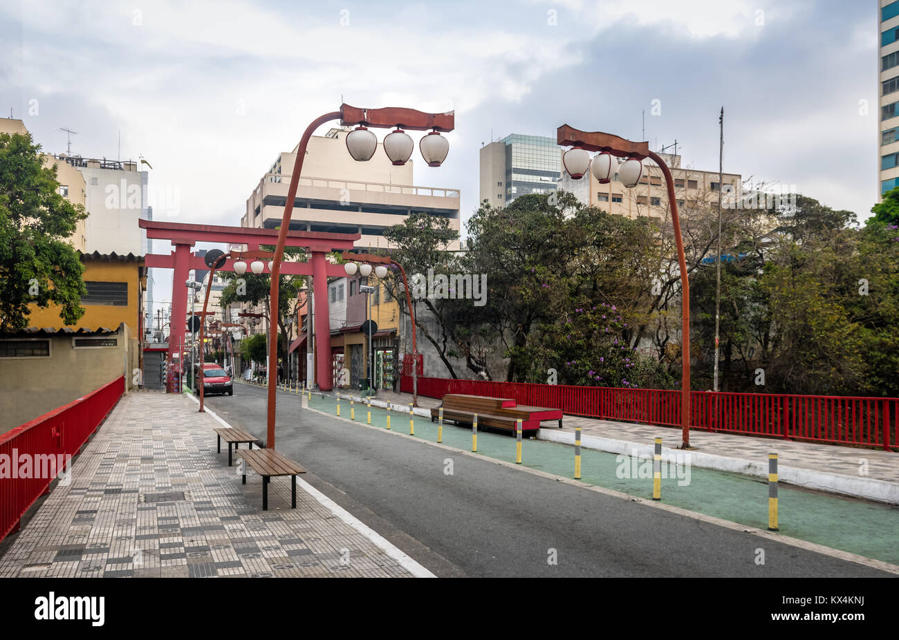 Torii Tor an der Avenida da Liberdade, Liberdade japanische Nachbarschaft - Sao Paulo, Brasilien Stockfoto