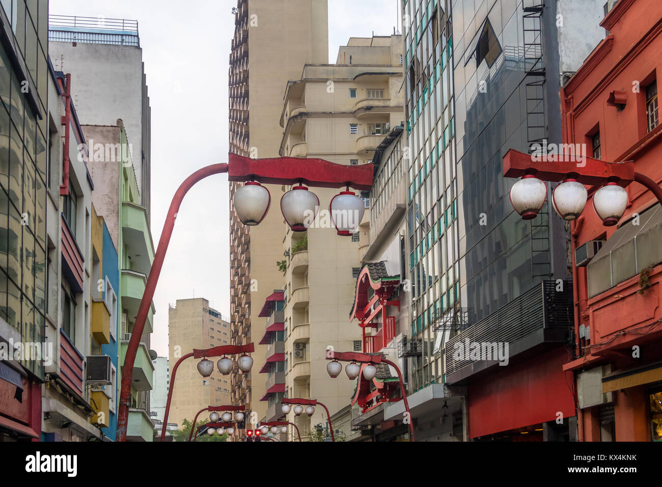 Japanische Lampen an der Avenida da Liberdade, Liberdade japanische Nachbarschaft - Sao Paulo, Brasilien Stockfoto