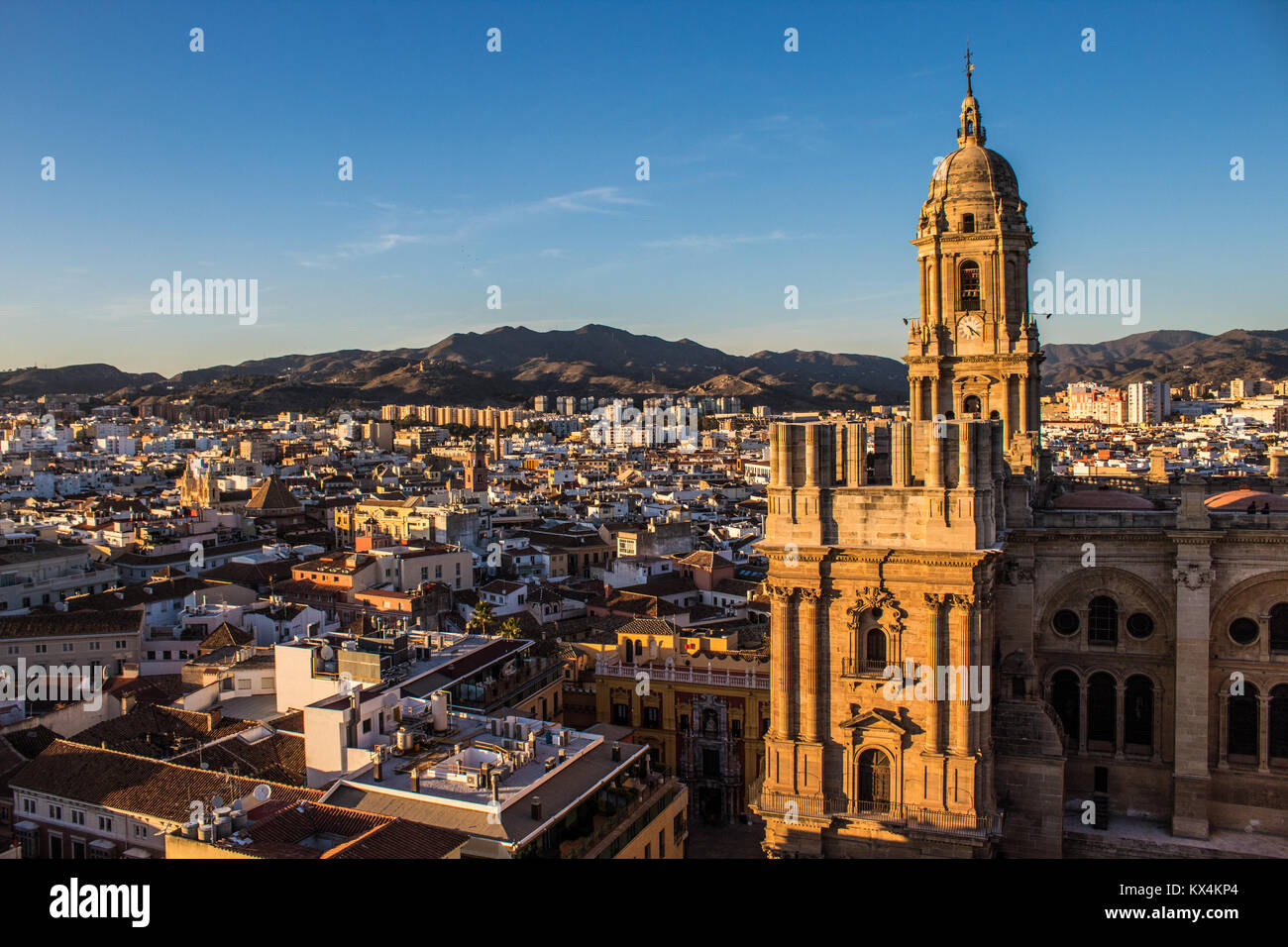 Die Kathedrale von Malaga mit dem Panorama der Stadt Stockfoto