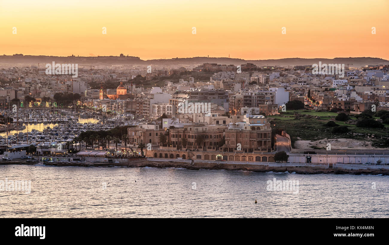 Malta: Il-Gzira und Marsans Hafen. Luftaufnahme von Stadtmauern von Valletta bei Sonnenuntergang Stockfoto