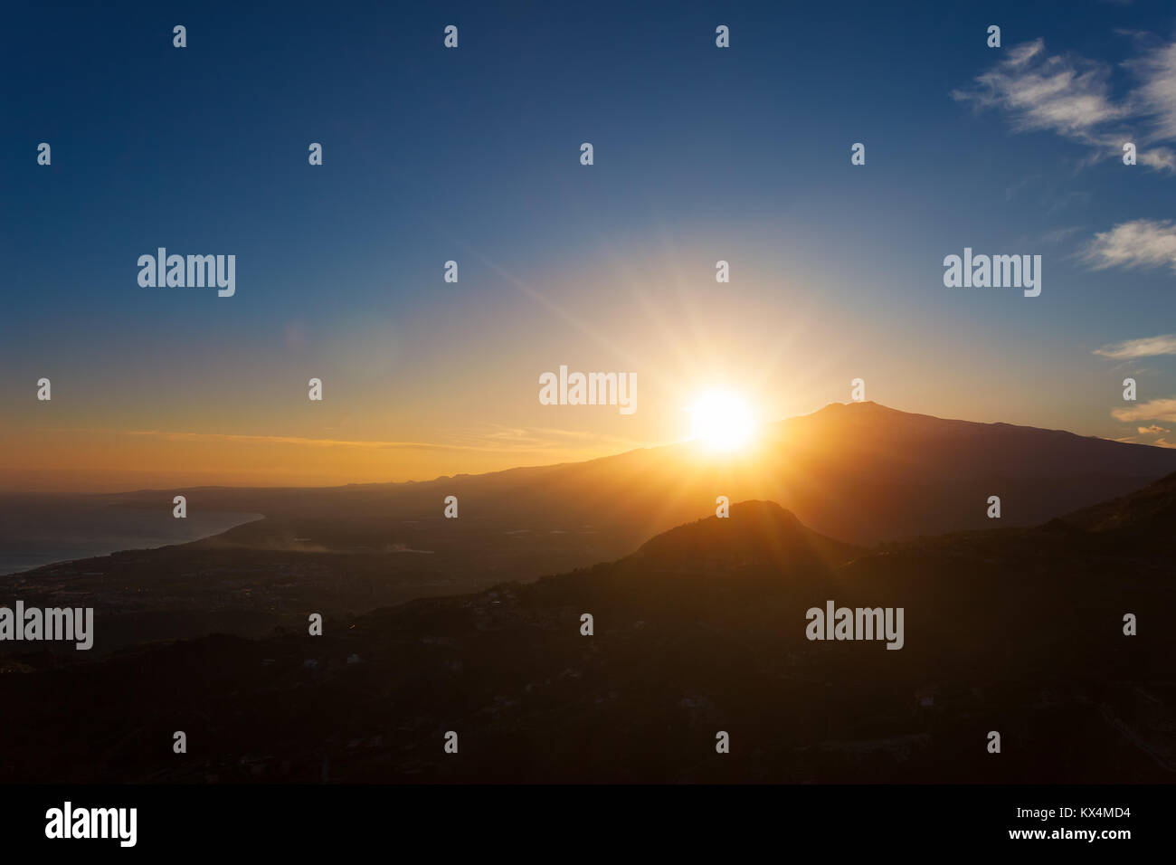 Sonnenuntergang über dem Vulkan Ätna und den Golf von Catania von Taormina, Sizilien, Italien, Europa Stockfoto