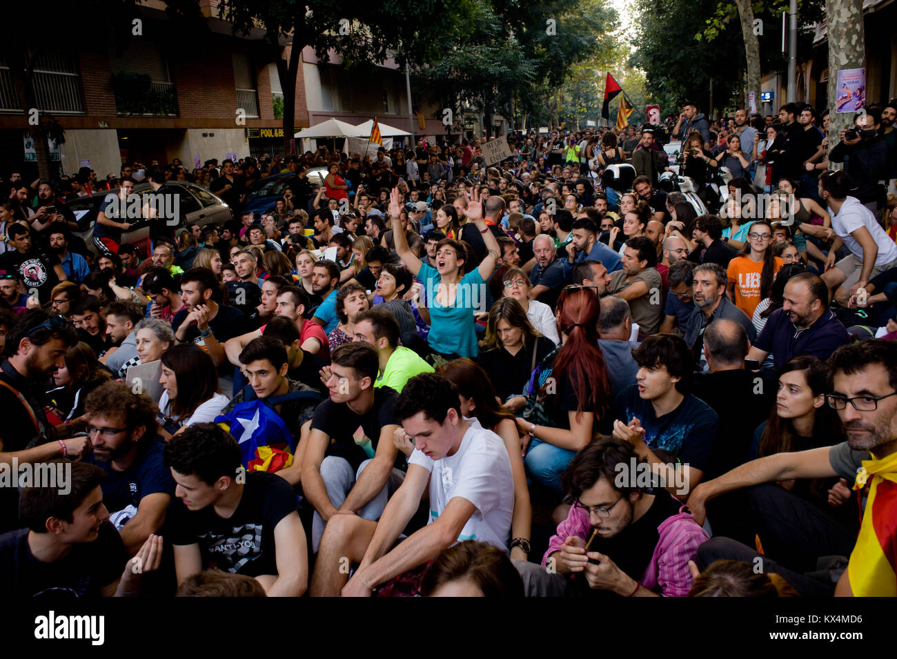 September 20, 2017 - Barcelona, Katalonien, Spanien - Demonstranten shout Slogans, wie sie nationale spanische Polizisten Block auf pro-independenc Stockfoto