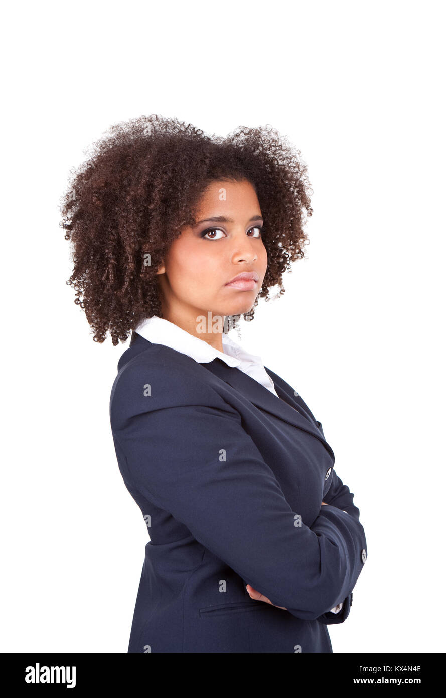 Porträt der jungen afro-amerikanischen Geschäftsfrau mit verschränkten Armen, auf weißem Hintergrund Stockfoto