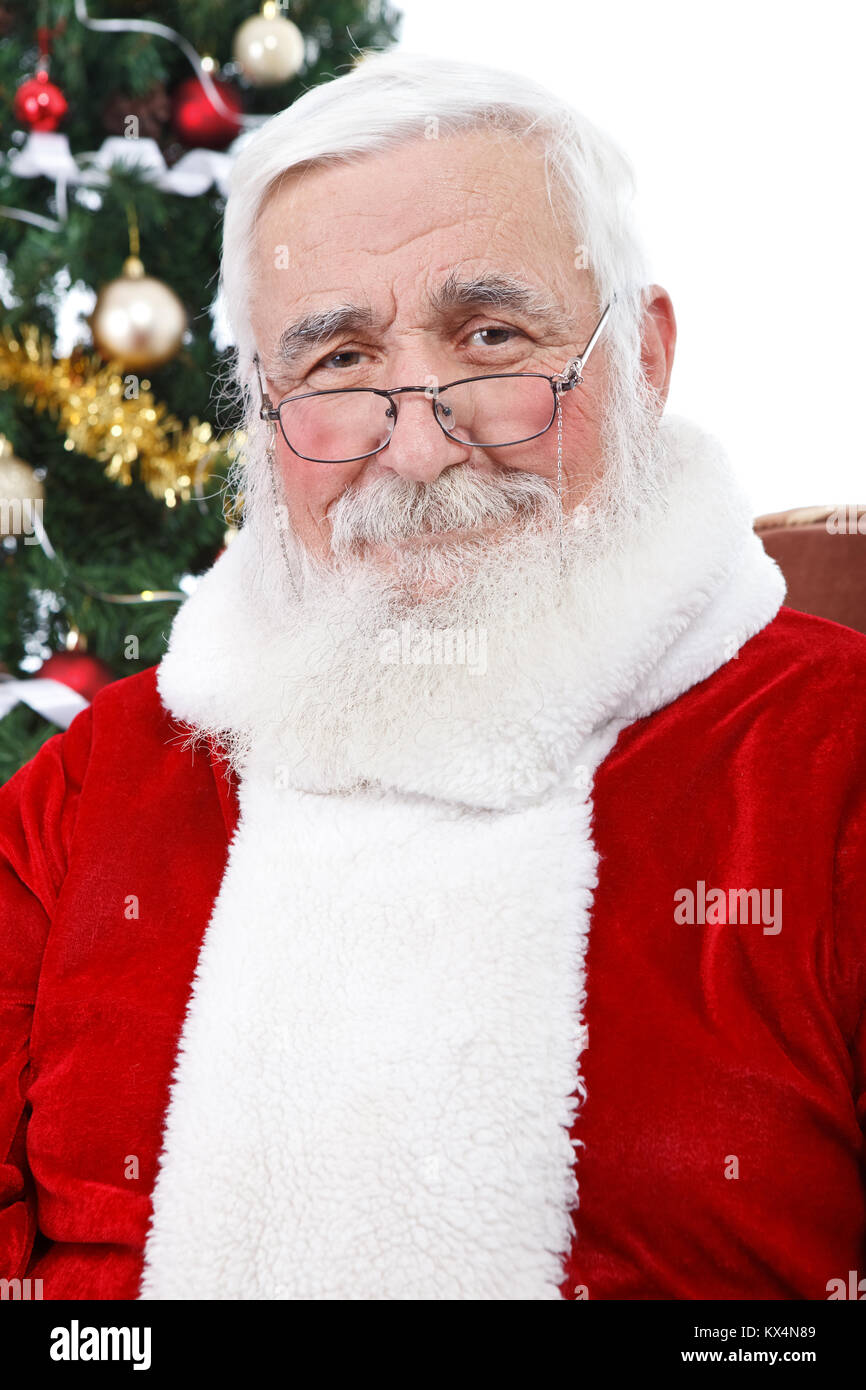 Portrait von Real Santa Claus mit grauem Haar ohne Hut, auf weißem Hintergrund Stockfoto