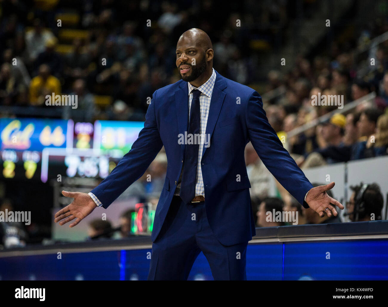 Hass Pavillon Berkeley Calif, USA. 06 Jan, 2018. CA USA Kalifornien Haupttrainer Wyking Jones während der NCAA Men's Basketball Spiel zwischen UCLA Bruins und die California Golden Bears 84-107 an Hass Pavillon Berkeley Calif Thurman James/CSM/Alamy Leben Nachrichten verloren Stockfoto