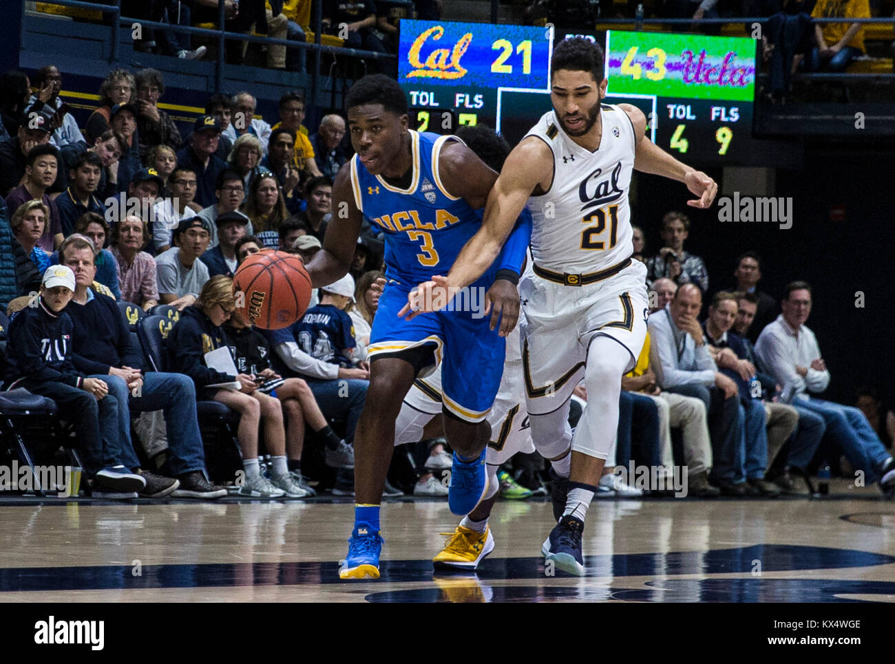 Hass Pavillon Berkeley Calif, USA. 06 Jan, 2018. CA USA UCLA guard Aaron Ferienwohnung (3) und Cal guard Nick Hamilton (21) Kampf um die Position bringt den Ball Gericht während der NCAA Men's Basketball Spiel zwischen UCLA Bruins und die California Golden Bears 107-84 Gewinn an Hass Pavillon Berkeley Calif Thurman James/CSM/Alamy leben Nachrichten Stockfoto