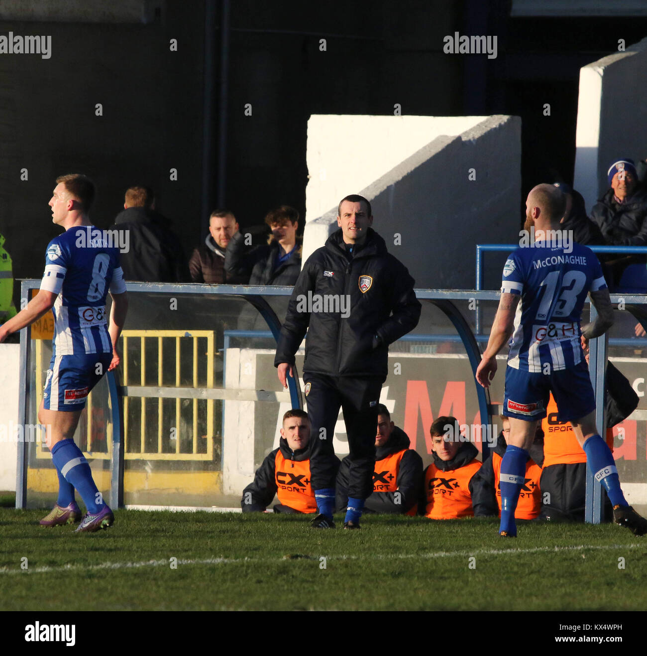 Coleraine Showgrounds, Nordirland. 06. Januar 2018. Coleraine v Lisburn Distillery (Irische Tennent's Cup - Runde 5). Es gab keine Überraschungen in Runde 5 heute, die Runde, in der Junior und Senior Clubs gegeneinander gezogen werden können. In Coleraine Showgrounds, Coleraine (der letzten Saison Finalisten und aktuellen Premier League leaders) gehämmert Lisburn Distillery (12 Mal Gewinner des Wettbewerbs, aber nun in der dritten Stufe der irischen Liga Fußball) sieben Null. Coleraine manager Oran Kearney Uhren aus der Technischen Zone. Quelle: David Hunter/Alamy Leben Nachrichten. Stockfoto