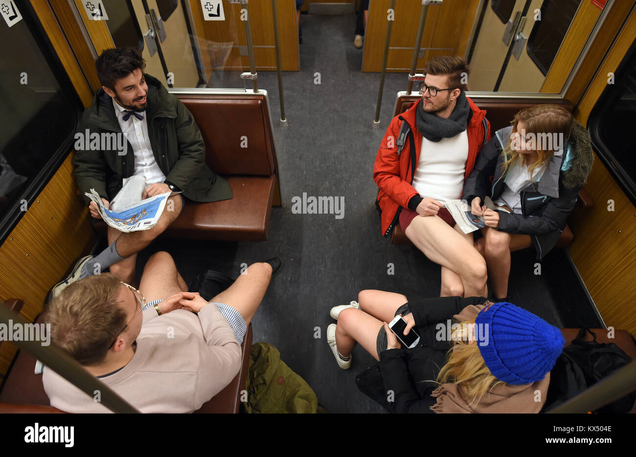 München, Deutschland. 7 Jan, 2017. Die Teilnehmer der "No Pants Subway Ride' in einer U-Bahn in München, Deutschland, am 7. Januar 2017. Jeden Januar, Tausende von Menschen auf der ganzen Welt nehmen teil an den Fall, der in New York im Jahr 2002 entstanden. Credit: Andreas Gebert/dpa/Alamy leben Nachrichten Stockfoto