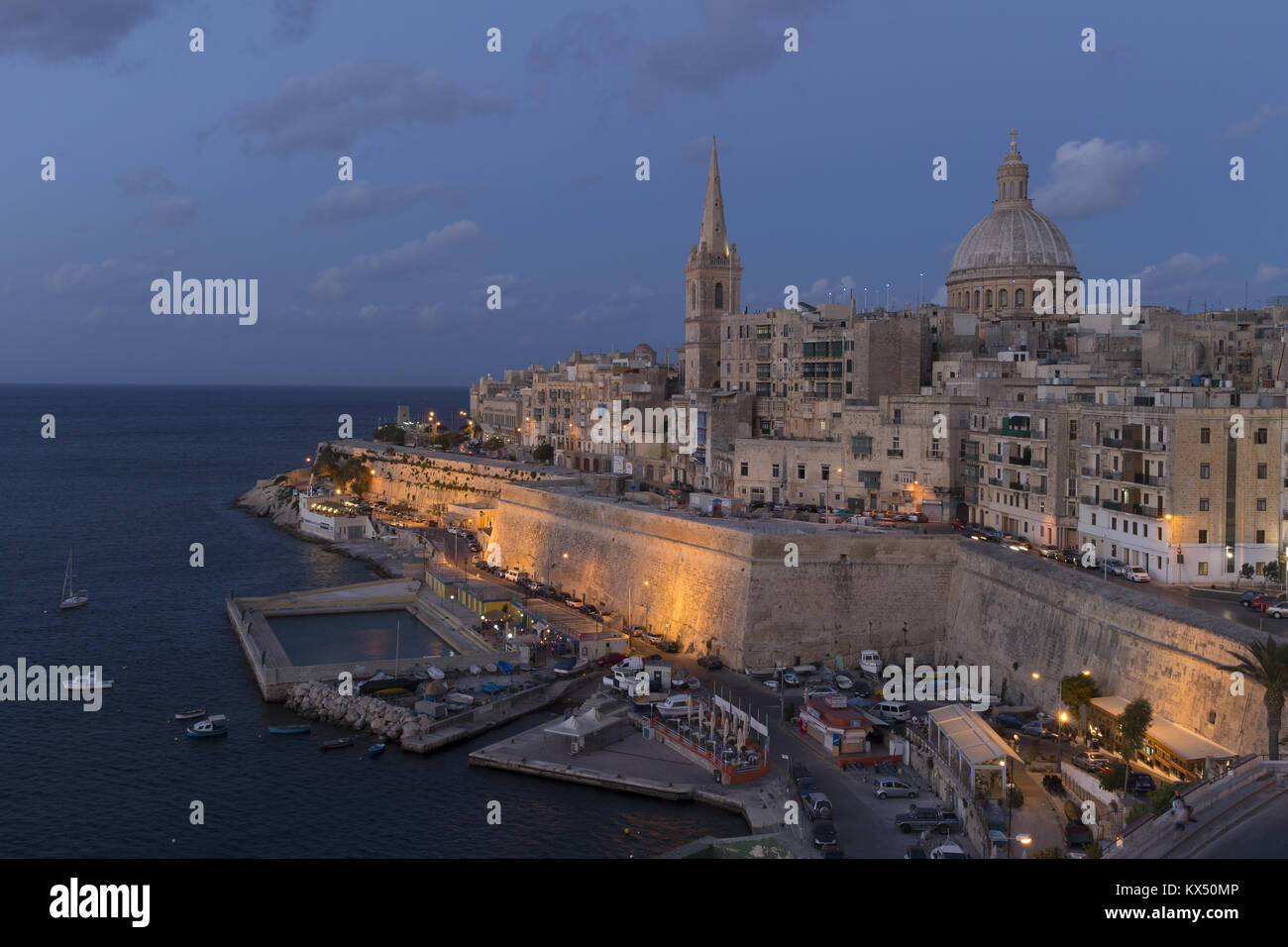 Valletta, die Hauptstadt Maltas - Stadtbild von St. Andrew's Bastion über den Hafen von Marsamxett, St. Paul's Cathedral (spitzen Turm) und der Basilika Unserer Lieben Frau auf dem Berg Karmel (Dome), dargestellt am 22.07.2014. Foto: Tom Schulze | Verwendung weltweit Stockfoto