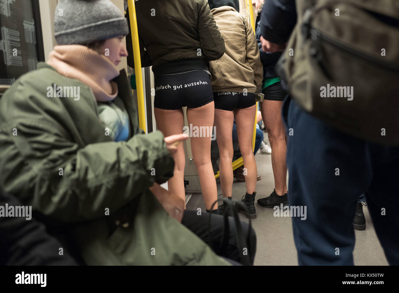 Berlin, Deutschland. 7 Dez, 2018. Die Teilnehmer der "No Pants Subway Ride' auf der Linie U2 in Berlin, Deutschland, 7. Dezember 2018. Quelle: Jörg Carstensen/dpa/Alamy leben Nachrichten Stockfoto