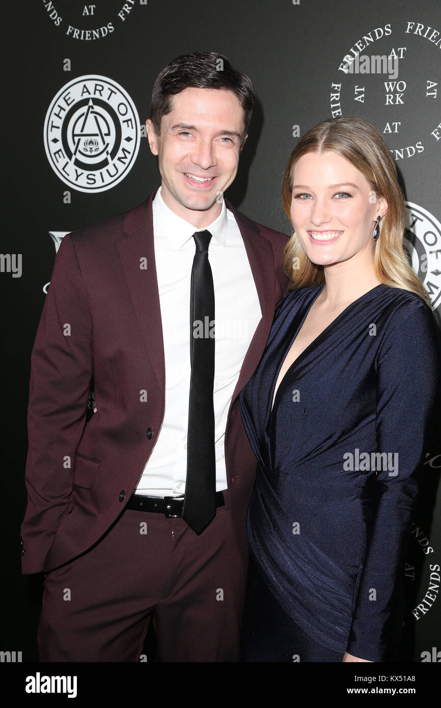 Santa Monica, Ca. 6. Januar, 2018. Topher Grace und Ashley Hinshaw an der Kunst des Elysium 11. jährlichen Himmel Feier an der Barker Hangar in Santa Monica, Kalifornien am 6. Januar 2018. Credit: Faye Sadou/Medien Punch/Alamy leben Nachrichten Stockfoto