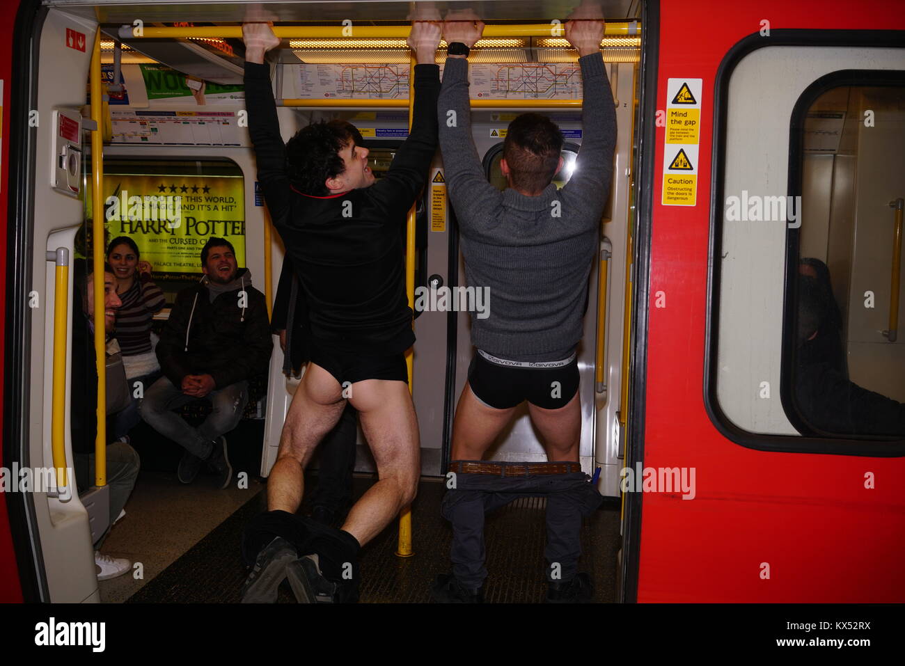 Mit der U-Bahn keine Hose (keine Hosen mit der U-Bahn) am 7. Januar 2018 in London das jährliche "keine Hose mit der U-Bahn" oder "No Pants Subway Ride' fand in Stockfoto