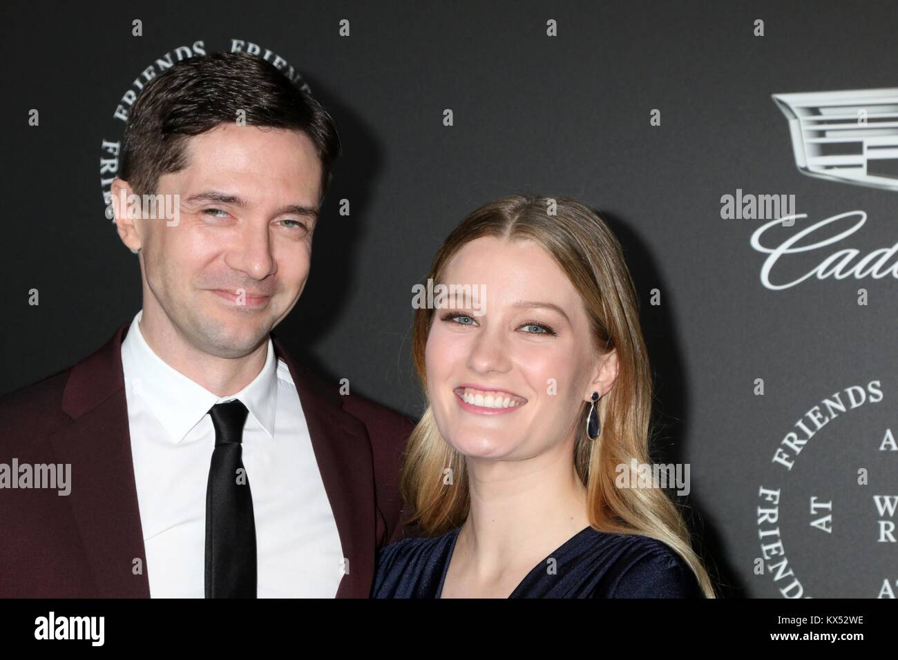 Santa Monica, CA. 6. Januar, 2018. Topher Grace, Ashley Hinshaw bei der Ankunft für die Kunst des 11. jährlichen Elysium Black Tie künstlerische Erfahrung HIMMEL, Barker Hangar, Santa Monica, CA 6. Januar 2018. Credit: Priscilla Grant/Everett Collection/Alamy leben Nachrichten Stockfoto