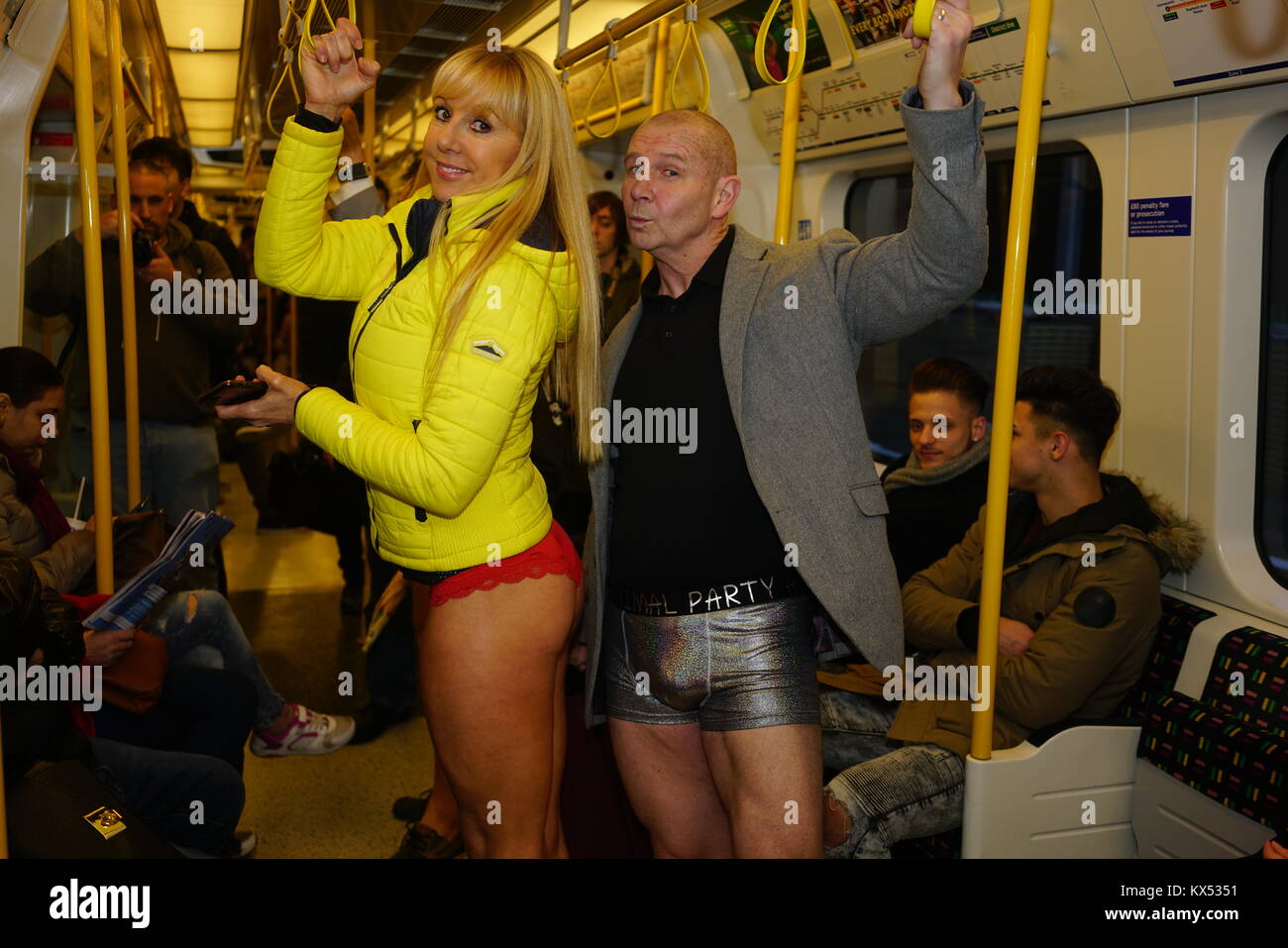 Mit der U-Bahn keine Hose (keine Hosen mit der U-Bahn) am 7. Januar 2018 in London das jährliche "keine Hose mit der U-Bahn" oder "No Pants Subway Ride' fand in Stockfoto