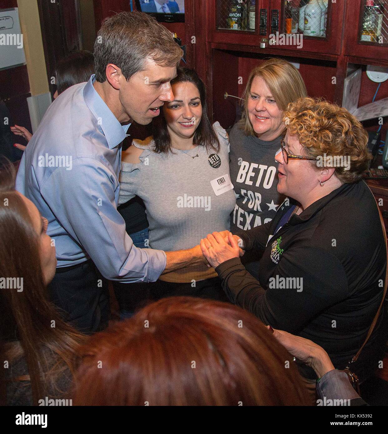 Januar 5, 2018: Rep. Beto O'Rourke, D - Texas trifft sich mit Anhänger während der Biere mit Beto Veranstaltung im West End in Houston, TX. John Glaser/CSM. Stockfoto