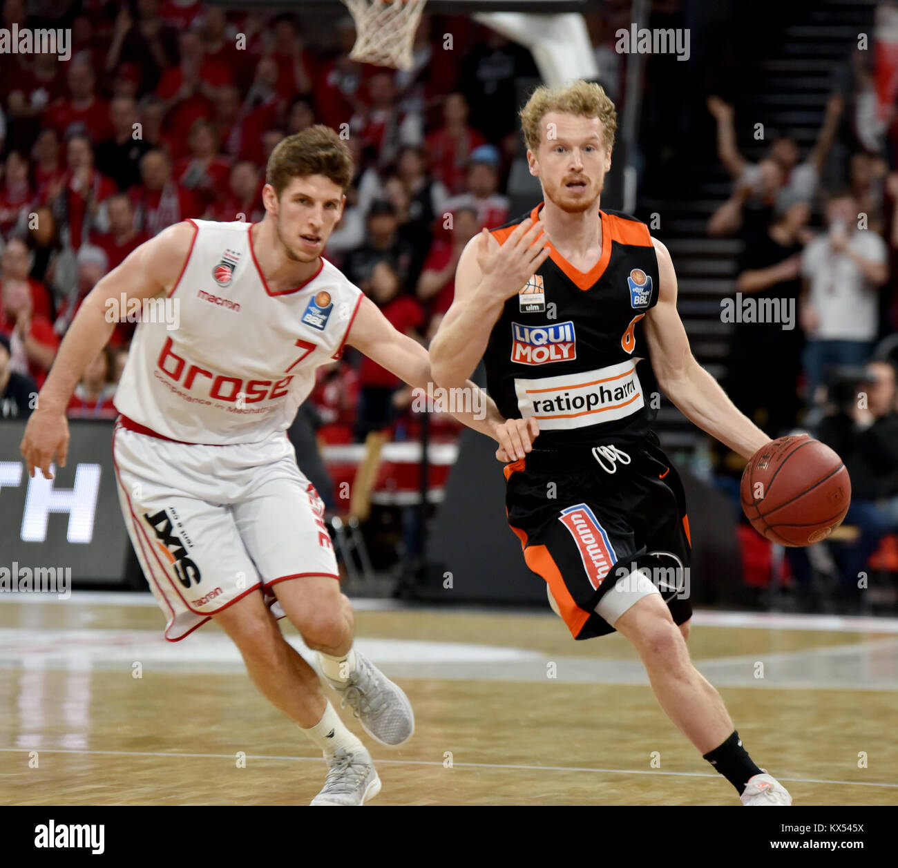 Bamberg, Deutschland. 7. Januar, 2017. Basketball - BBL - Brose Bamberg vs. Ratiopharm Ulm - Bild: v. Lk. Aleksej Nikolic (Brose Bamberg, #7), Per Günther (Ratiopharm Ulm, #6) Foto: HMB Medien/Ryan Evans/Alamy leben Nachrichten Stockfoto
