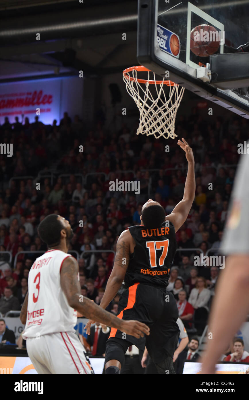 Bamberg, Deutschland. 7. Januar, 2017. Basketball - BBL - Brose Bamberg vs. Ratiopharm Ulm - Bild: v. Lk. Dorrell Wright (Brose Bamberg, #3), Da der ean Butler (Ratiopharm Ulm, #17). Foto: HMB Medien/Ryan Evans/Alamy leben Nachrichten Stockfoto