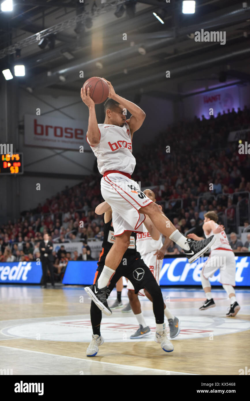 Bamberg, Deutschland. 7. Januar, 2017. Basketball - BBL - Brose Bamberg vs. Ratiopharm Ulm - Bild: v. Lk. Maodo Lô (Brose Bamberg, Nr. 12) Foto: HMB Medien/Ryan Evans/Alamy leben Nachrichten Stockfoto