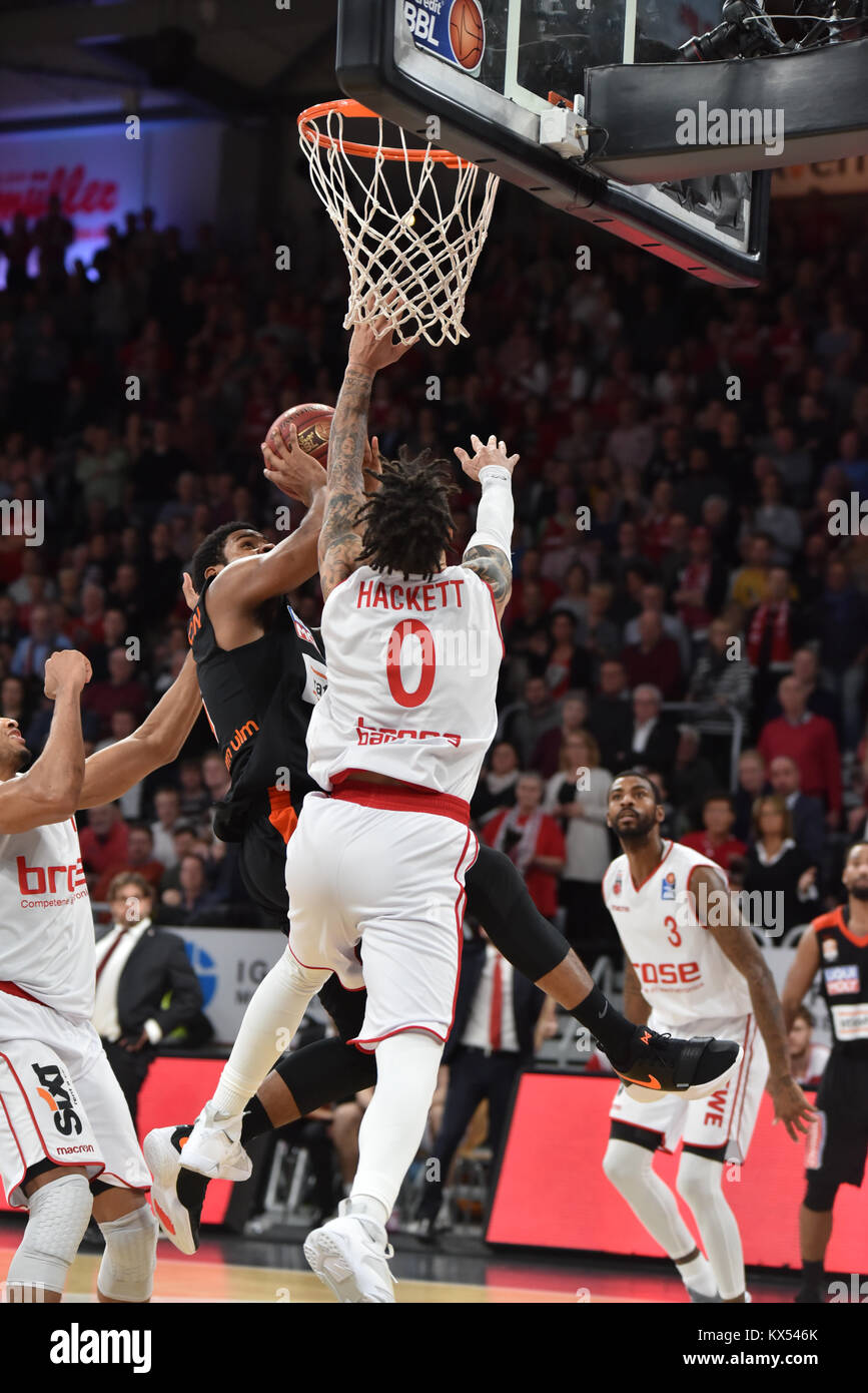 Bamberg, Deutschland. 7. Januar, 2017. Basketball - BBL - Brose Bamberg vs. Ratiopharm Ulm - Bild: v. Lk. Ryan Thompson (Ratiopharm Ulm, #5), Daniel Hackett (Brose Bamberg, Nr. 0). Foto: HMB Medien/Ryan Evans/Alamy leben Nachrichten Stockfoto