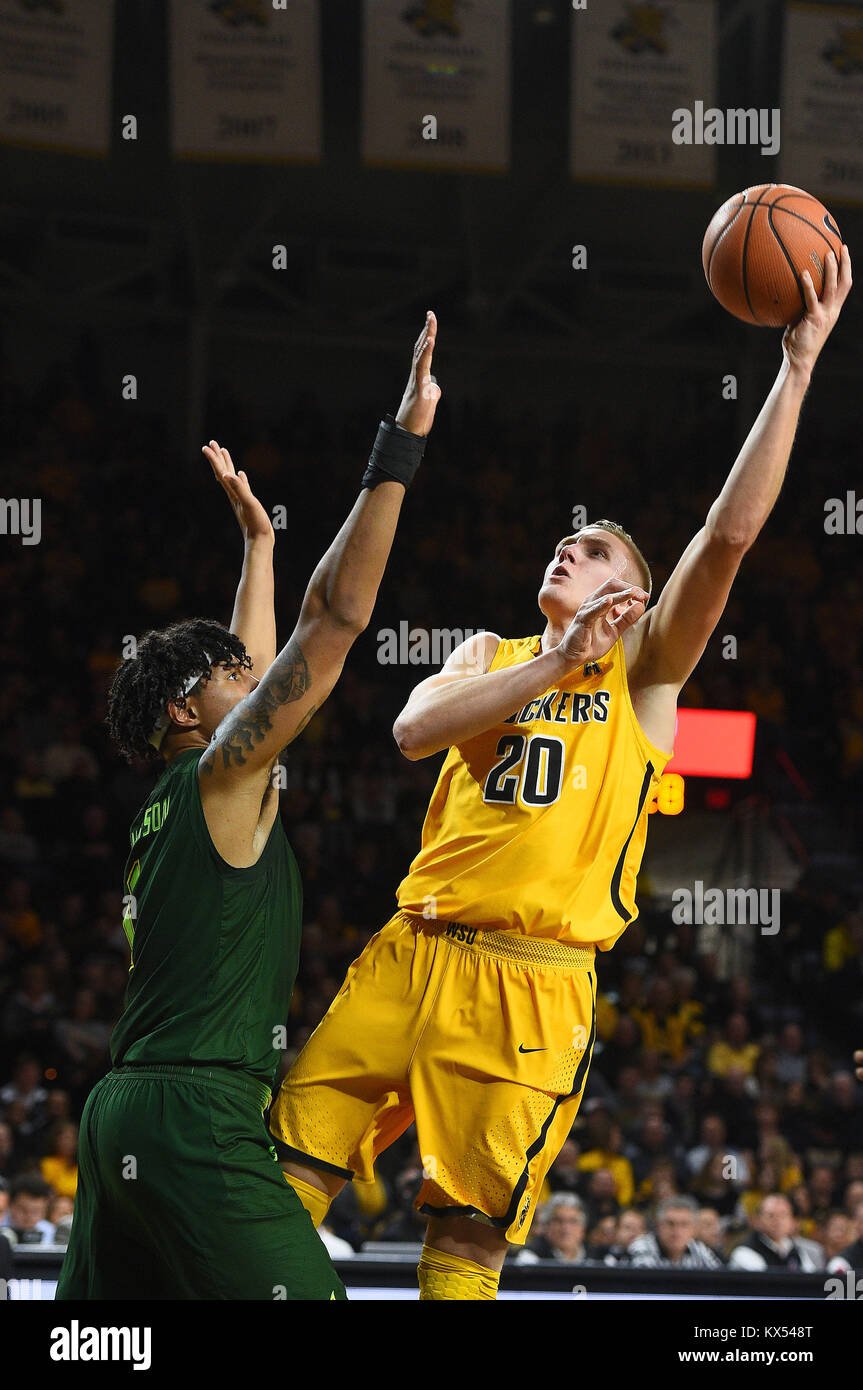 Wichita, Kansas, USA. 07 Jan, 2018. Wichita Zustand Shockers Zentrum Rauno Nurger (20) schießt einen kurzen Haken in der Gasse in der ersten Hälfte während der NCAA Basketball Spiel zwischen der USF Bulls und die Wichita State Shockers an Charles Koch Arena in Wichita, Kansas. Kendall Shaw/CSM/Alamy leben Nachrichten Stockfoto