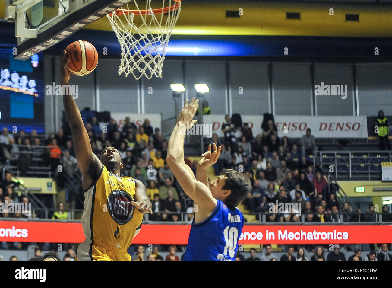 Turin, Italien. 07 Jan, 2018. Lamar Patterson (Fiat Auxilium Torino) während der CAMPIONATO WARENKORB SERIE A 2017/18 basketball Match zwischen FIAT AUXILIUM TORINO VS GERMANEN BRESCIA an PalaRuffini am 7. Januar 2017 in Turin, Italien. Quelle: FABIO UDINE/Alamy leben Nachrichten Stockfoto