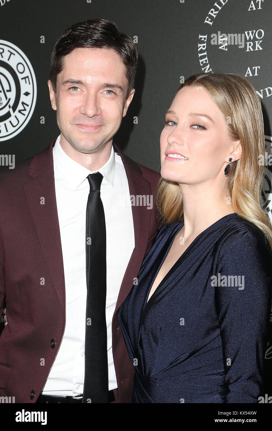 Santa Monica, CA, USA. 6. Januar, 2018. 06. Januar 2018 in Santa Monica, Kalifornien - Topher Grace, Ashley Hinshaw. Die Kunst des Elysium 11. jährlichen Black Tie künstlerische Erfahrung himmel Gala gehalten an Barker Hangar. Photo Credit: F. Sadou/AdMedia Credit: F. Sadou/AdMedia/ZUMA Draht/Alamy leben Nachrichten Stockfoto