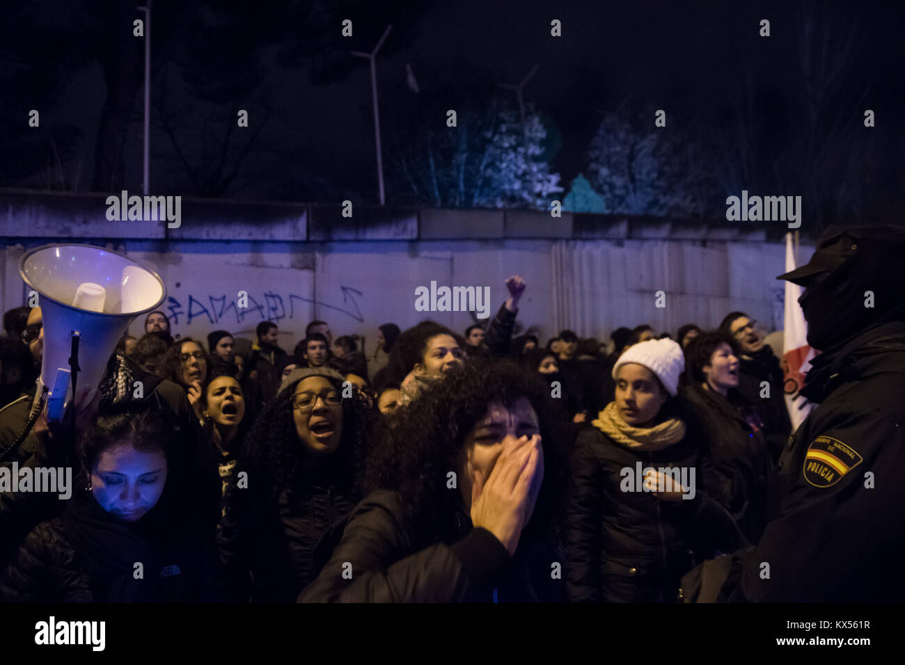 Madrid, Spanien. 7 Jan, 2018. Menschen protestieren vor ALUCHE CIE (Migranten Detention Center) die Schließung der Haftanstalten nach dem letzten Toten Migrant in Archidona, Malaga zu verlangen. Credit: Marcos del Mazo/Alamy leben Nachrichten Stockfoto