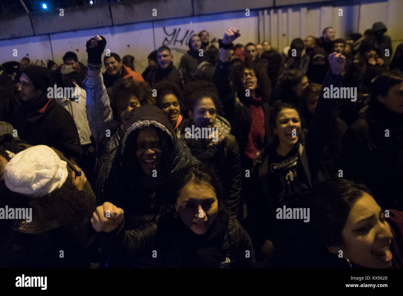 Madrid, Spanien. 7 Jan, 2018. Menschen protestieren vor ALUCHE CIE (Migranten Detention Center) die Schließung der Haftanstalten nach dem letzten Toten Migrant in Archidona, Malaga zu verlangen. Credit: Marcos del Mazo/Alamy leben Nachrichten Stockfoto