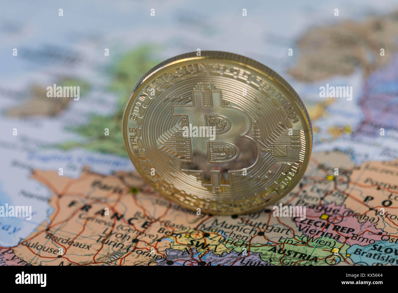 Golden Bitcoin Münze schließen mit unscharfen Hintergrund Europa Karte. Stockfoto