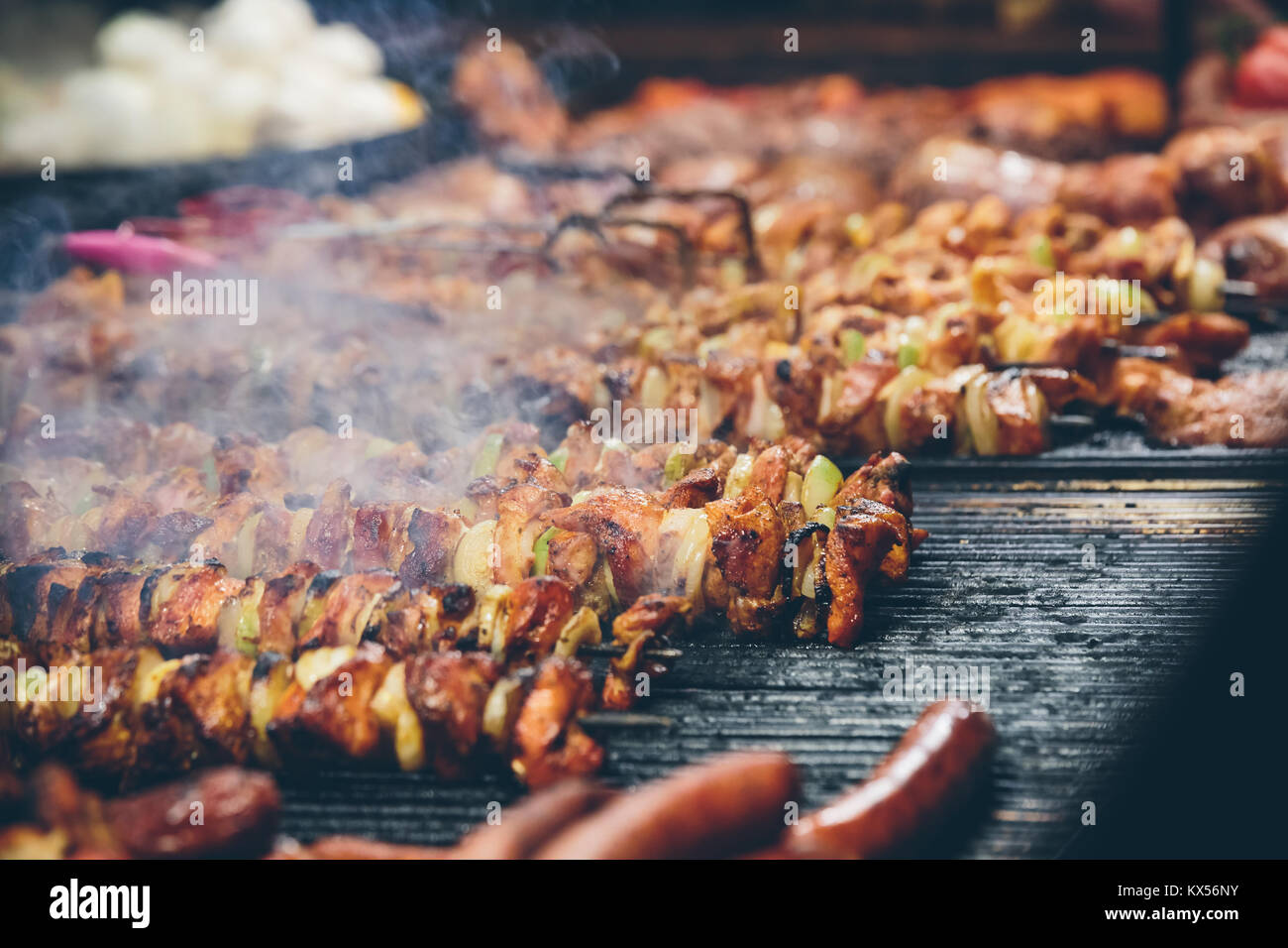 Fleischspieße gegrillt auf einem Grill an der Krakauer Weihnachtsmarkt. Stockfoto