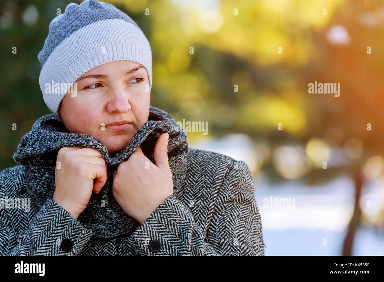 Schöne Frau Straße Winter bei Frost Mädchen in der Kappe während einem Schneefall Stockfoto