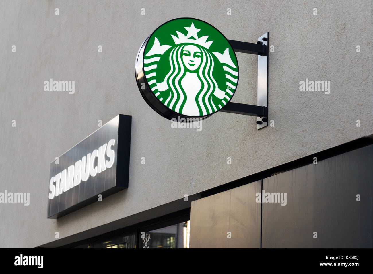 Prag, tschechische Republik - 6. Januar: Kaffee Firmenlogo auf Starbucks Cafe Gebäude am 6. Januar 2018 in Prag, Tschechische Republik. Stockfoto