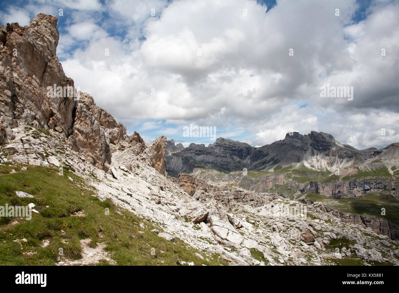 Blick über Parco Naturale Puez Geisler zum Piz Duleda und Gruppo Del Gruppo Puez Geisler und aus der Nähe von Forc de Crespeina Wolkenstein in den Dolomiten in der Nähe von Italien Stockfoto