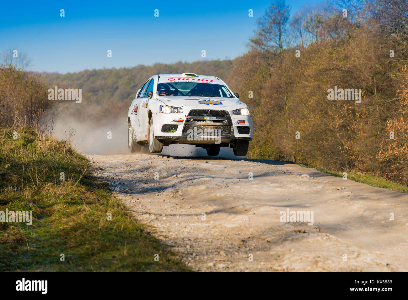 Lemberg, Ukraine - 1. November 2015: Alexey Dolot's Mitsubishi Lancer Evo X konkurriert bei der jährlichen Rally Galicien Stockfoto