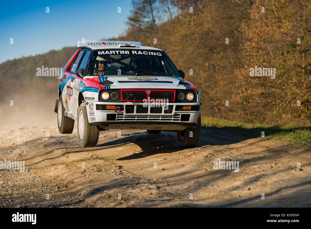 Lemberg, Ukraine - 1. November 2015: Serhij Chekan der Lancia 037 (Nr. 14) konkurriert bei der jährlichen Rally Galicien Stockfoto