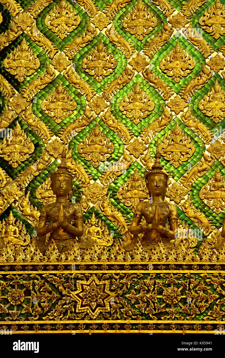 Detail einer Wand von der Phra Mondop (die Bibliothek), Wat Phra Kaew Tempel in Bangkok, Thailand, mit kleinen Fliesen in einem leuchtenden goldenen und grünen Farben. Stockfoto