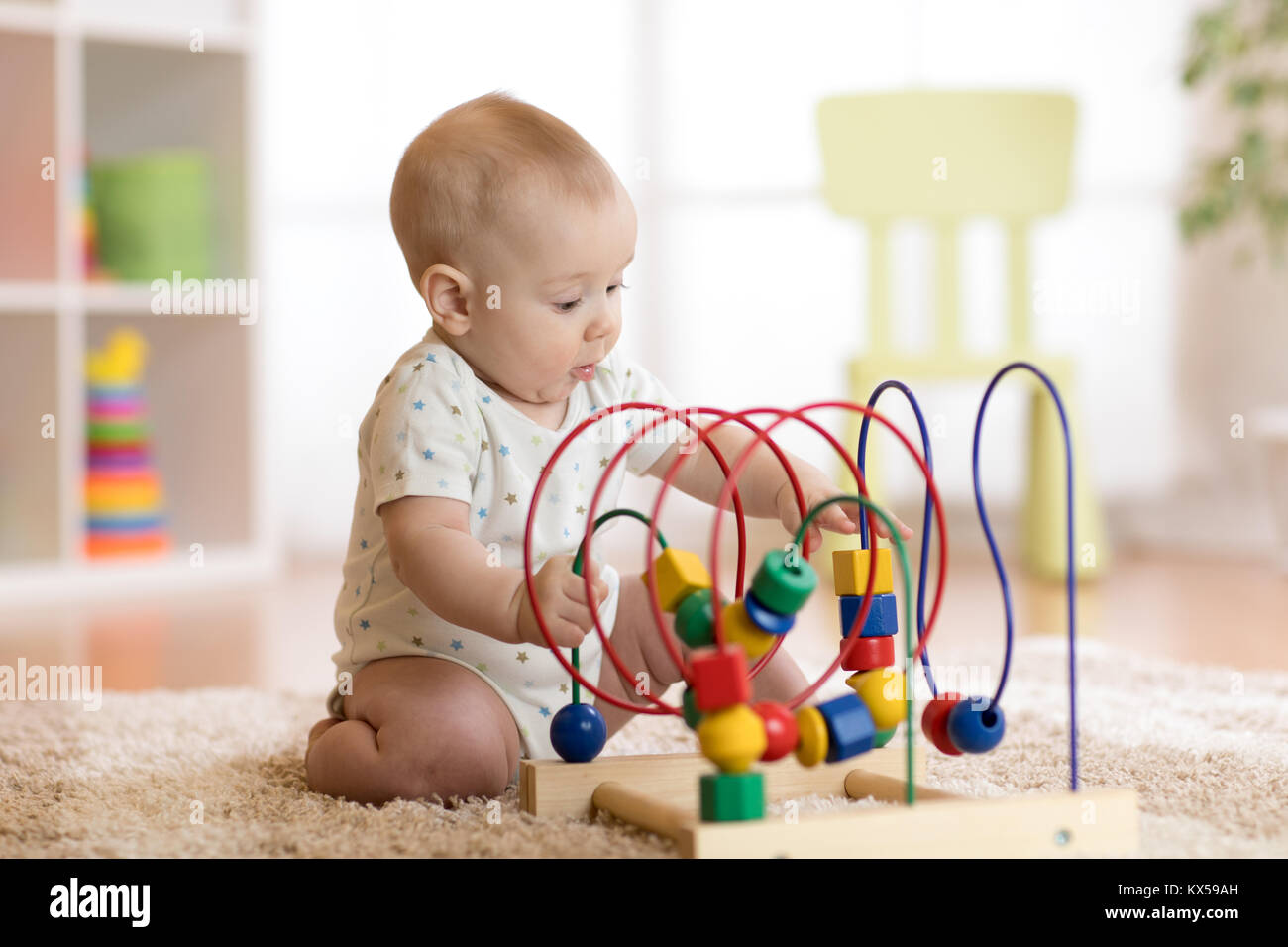 Baby Junge spielt mit pädagogisches Spielzeug im Kindergarten Stockfoto