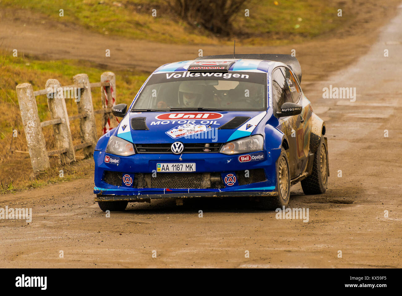 Nyzni Worota, Ukraine - März 13, 2016: Unbekannter Racer auf dem Auto Marke Volkswagen Polo Konzept (Nr. 5) zu überwinden die Spur auf der alljährlichen Rallye von Wint Stockfoto