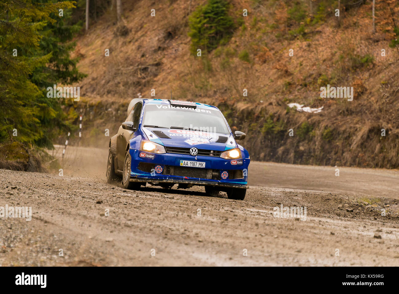 Lemberg, Ukraine - März 13, 2016: Unbekannter Racer auf dem Auto Marke Volkswagen Polo Konzept (Nr. 5) zu überwinden die Spur auf der alljährlichen Rallye Winter peaks Stockfoto