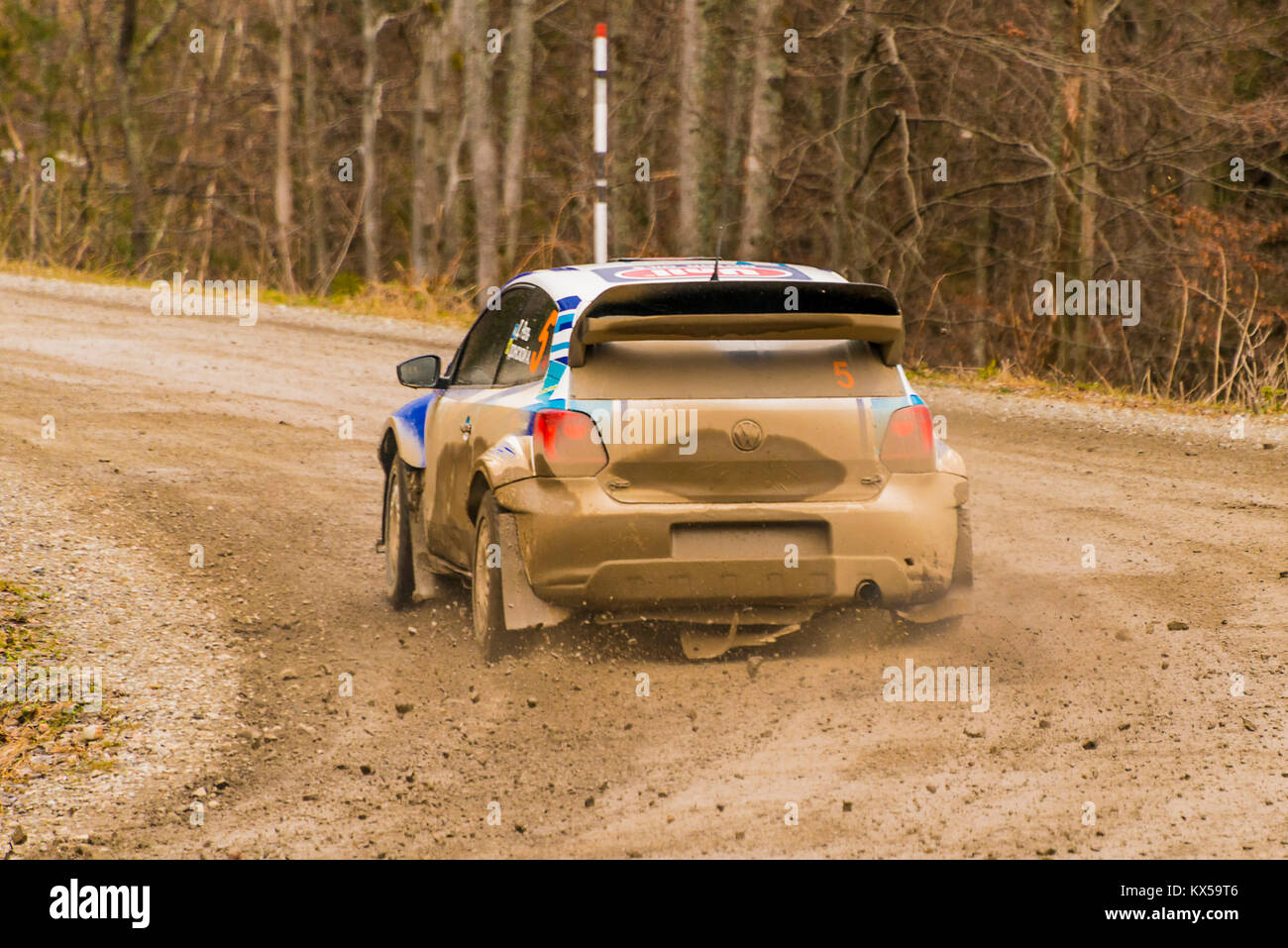 Lemberg, Ukraine - März 13, 2016: Unbekannter Racer auf dem Auto Marke Volkswagen Polo Konzept (Nr. 5) zu überwinden die Spur auf der alljährlichen Rallye Winter peaks Stockfoto