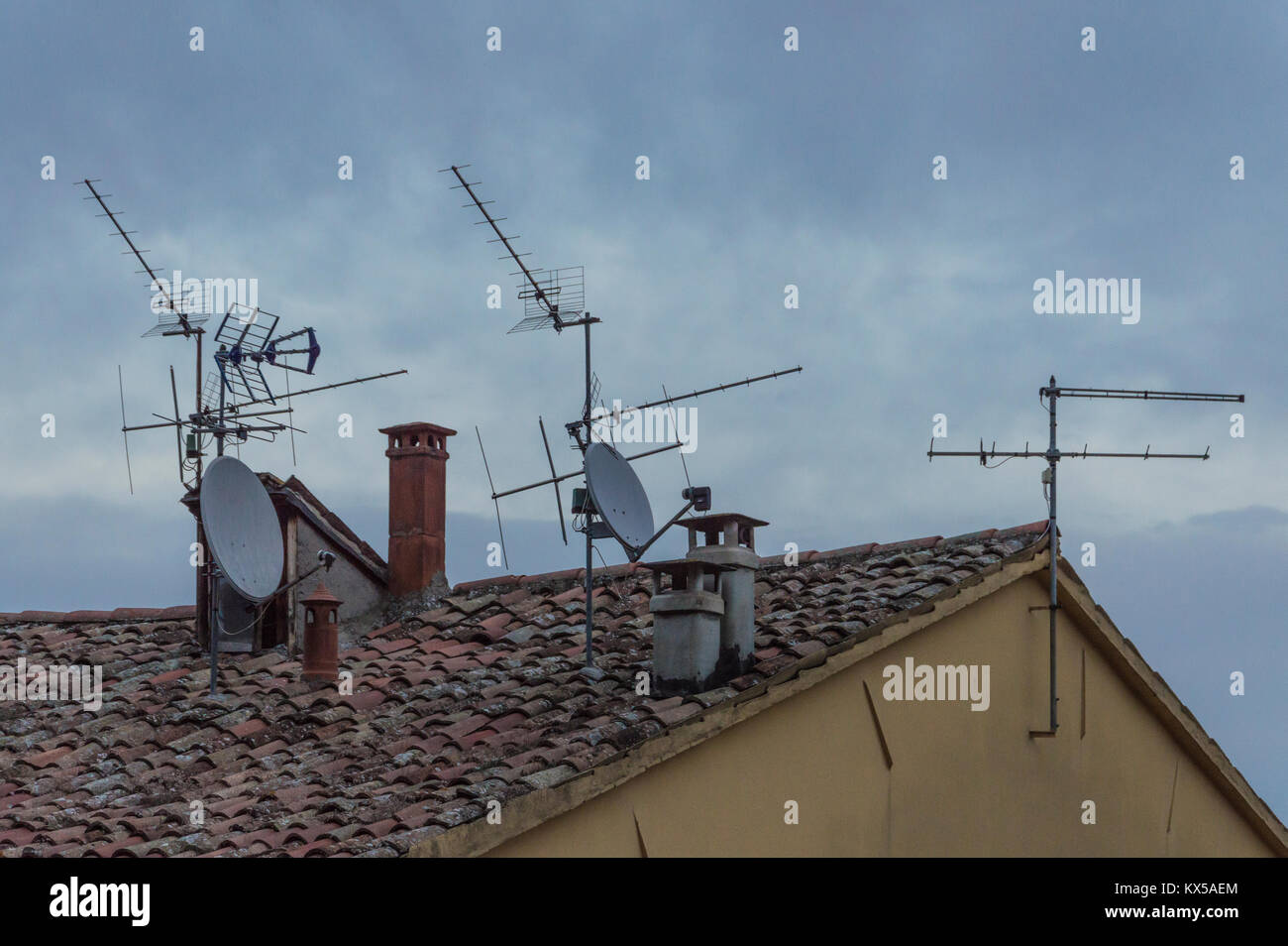 Viele verschiedene Arten von Antennen auf dem Dach eines Gebäudes Stockfoto