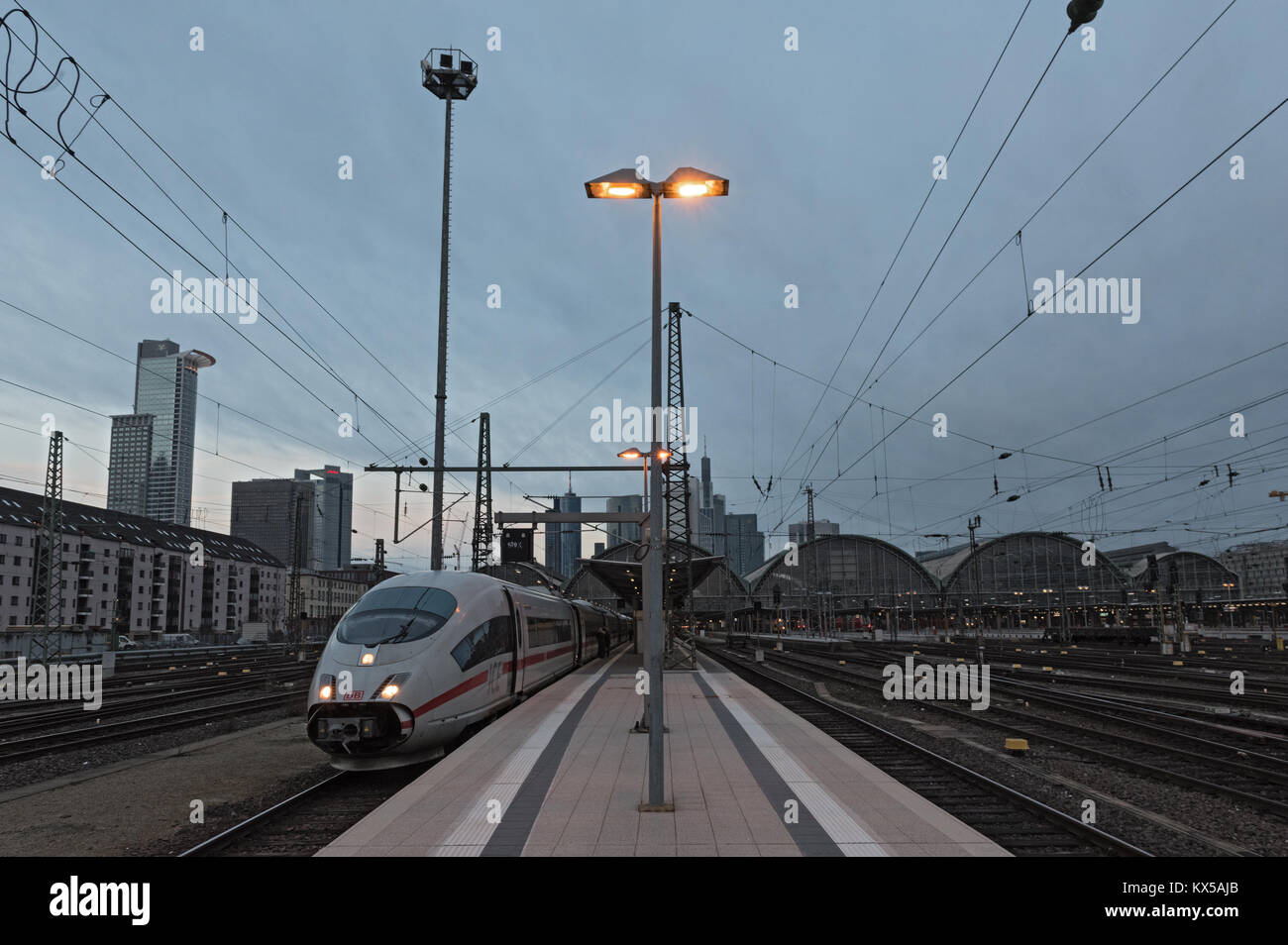 DB Bahn bei Sonnenuntergang wartet am Frankfurter Hauptbahnhof für die Abfahrt, Deutschland Stockfoto