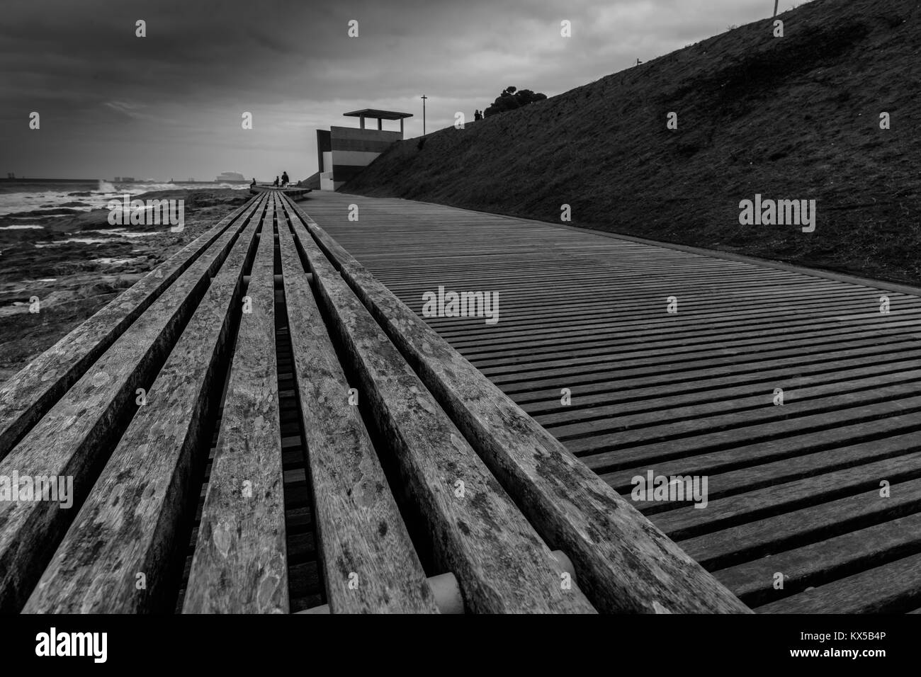 Holzsteg am Meer Stockfoto