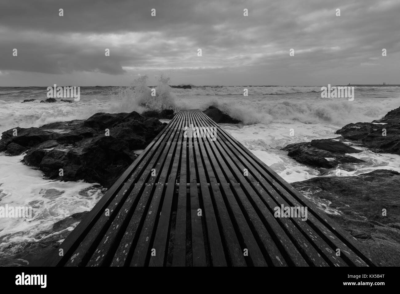 Holzsteg am Meer Stockfoto